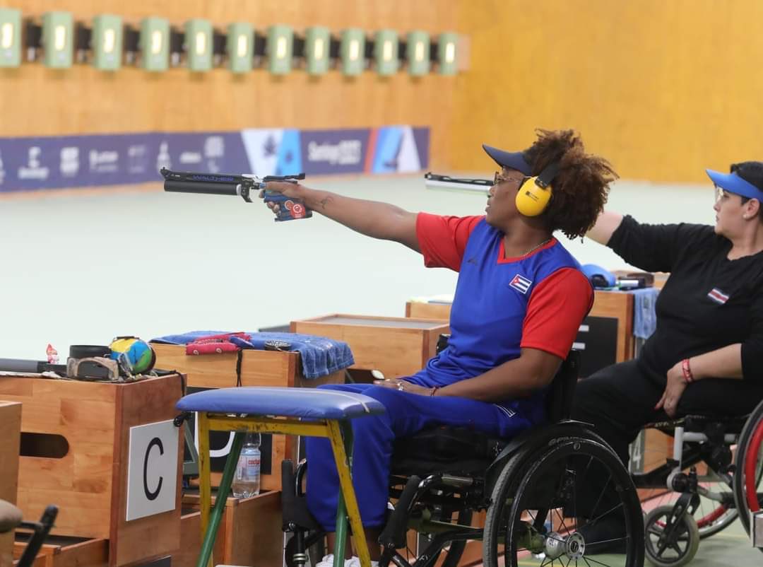 3 títulos parapanamericanos alcanzó #Cuba ayer en #Santiago2023. La pistolera matancera Yenigladys Suárez vino desde la cuarta posición en la 1 ronda y gracias a su estabilidad llegó a la cima del podio por segunda vez en los juegos.

🧵