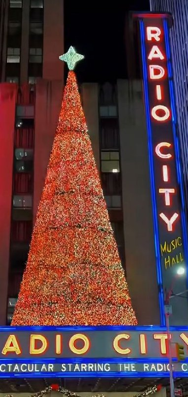 shimie01's tweet photo. The shape of the lanterns is similar to Santa Claus hat, which looks very interesting https://t.co/cug9ZDZJ2z