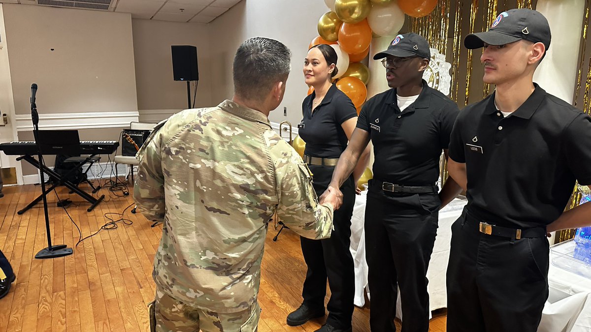 Today I had the honor of recognizing some of our hard working culinary specialists. These @USArmy Soldiers, as well as many others around the world, are working long hours to prepare holiday meals.