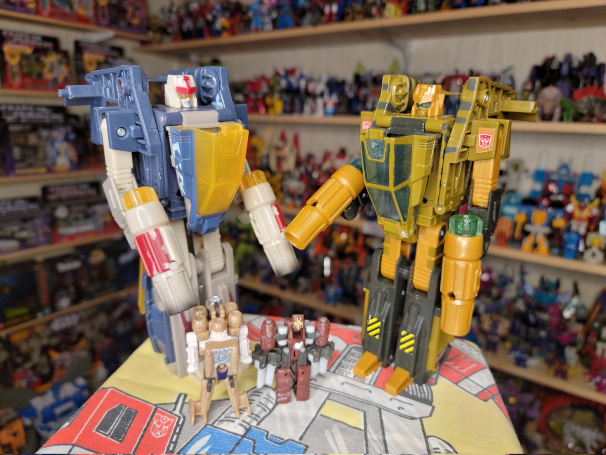 cracktasticpod's tweet photo. Who wore it better?

📷: Whirl &amp; Sandstorm

#CracktasticPlastic #transformertuesday #transformers #Whirl #Sandstorm #MachineWars #Universe #collectthemall #thrillofthehunt #toner #toypodcast #thePFPN https://t.co/ARHlzqzlH4
