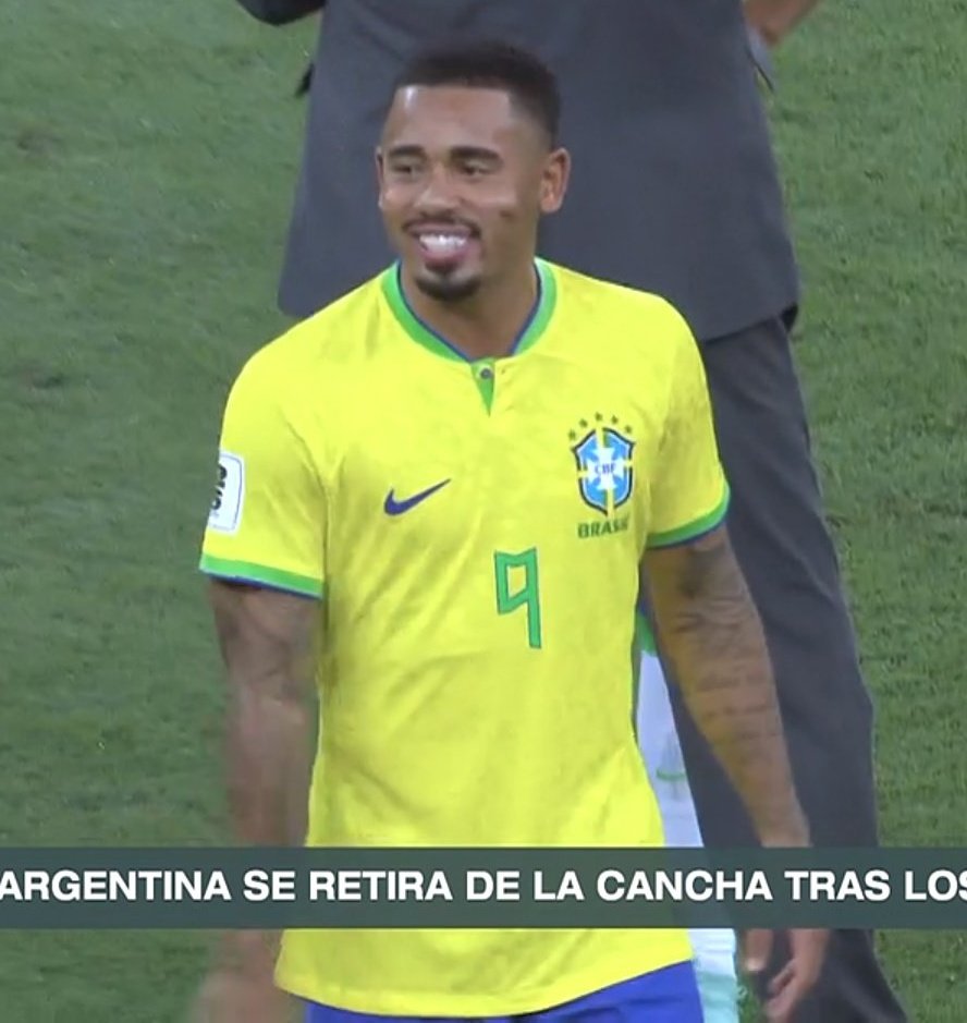 folkbuterag's tweet photo. este gil y otros a las risas mientras los argentinos salían así de el estadio, palazos a mujeres con nenes y no tienen los huevos ni para poner orden en su propio país, son animales https://t.co/r30mPBsqv5