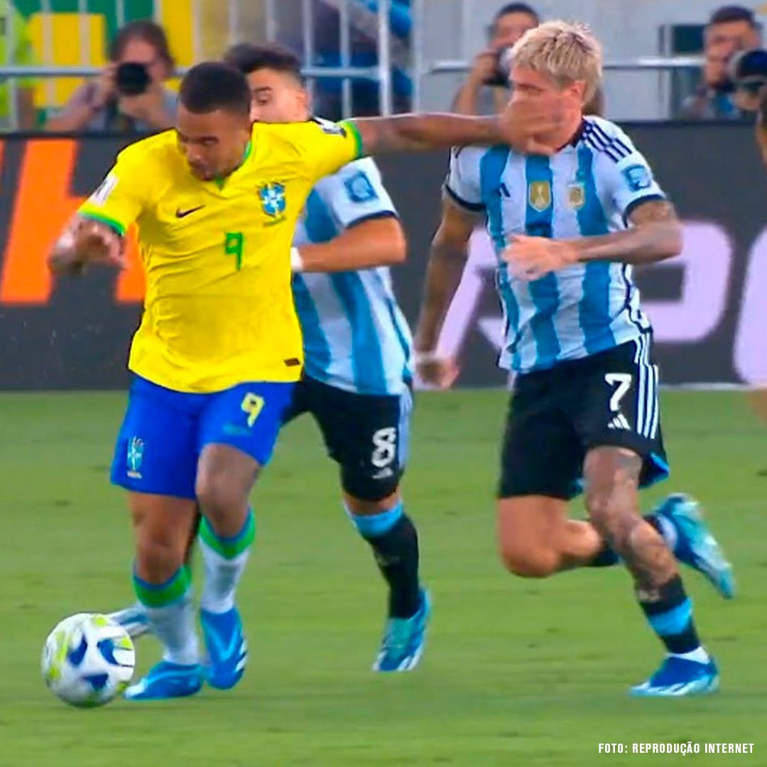 De Paul apanhando no jogo...

Estou achando pouco toda agressão contra argentino é pouco