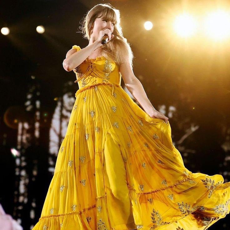 AmMaryamCh's tweet photo. Fabulous 😍
Last night #TaylorSwift chose outfits representing the Brazilian flag during the surprise songs at her first three shows of the #RioTSTheErasTour 🇧🇷🌟 #TaylorSwiftTheErasTour #TaylorSwiftLive #MusicMagic #TSTheErasTour #ErasTour #BuenosAiresTSTheErasTour https://t.co/MwdgpE2KyD