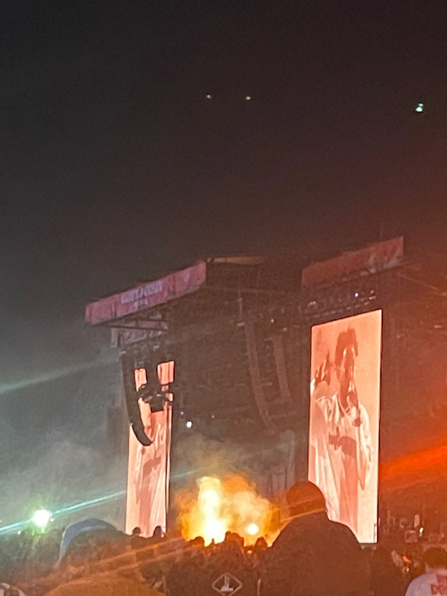 Laupags's tweet photo. Comfy chairs, my comfort hoodie, my best friend and Kendrick 😌 #campfloggnaw https://t.co/luouFWRxNH
