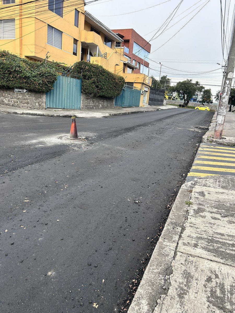 churaloca87's tweet photo. @MunicipioQuito @ObrasPublicasEc 
Estuvieron pavimentando por 20 días afuera de nuestra urbanización y desde el día de ayer decidieron parar y dejar a medio hacer la pavimentación. Sector Cofavi! Es el ingreso principal a nuestros hogares 😡 https://t.co/G0Ndok4d7x