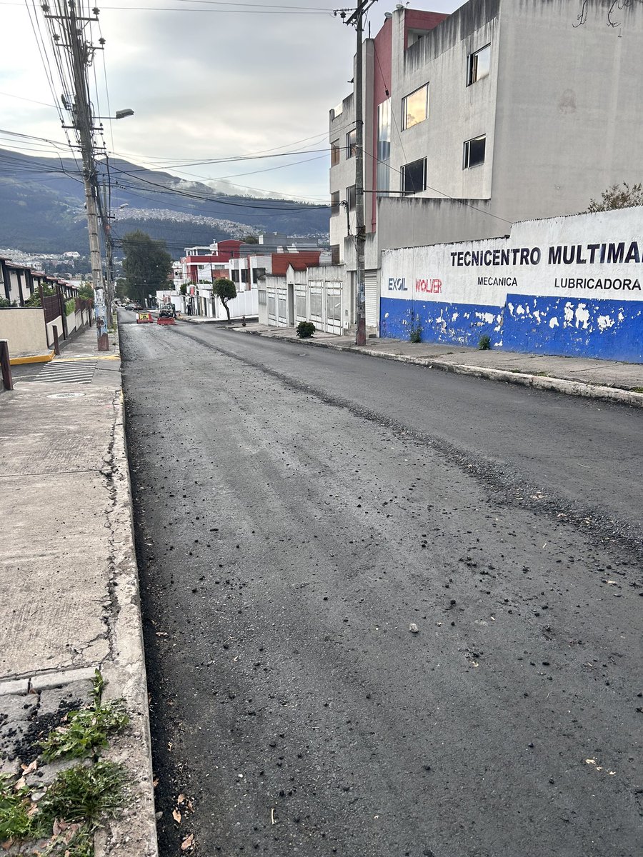 churaloca87's tweet photo. @MunicipioQuito @ObrasPublicasEc 
Estuvieron pavimentando por 20 días afuera de nuestra urbanización y desde el día de ayer decidieron parar y dejar a medio hacer la pavimentación. Sector Cofavi! Es el ingreso principal a nuestros hogares 😡 https://t.co/G0Ndok4d7x