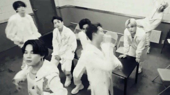 vkookssky's tweet photo. selamat bertugas wajib militer buat namjoon, seokjin, yoongi, hobi, jimin, taehyung, jungkook! 🫂 proud of them. sehat-sehat yaa disana 🥺💜

WE’LL WAITING FOR BTS
BTS FIGHTING 
BTS 2025 COMING SOON https://t.co/CA95RLpASh