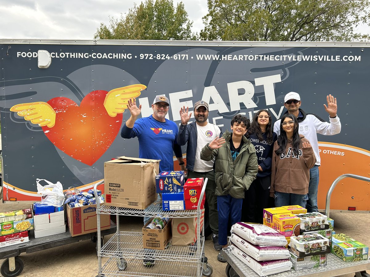 anuragksharma's tweet photo. Today as part of #SewaDiwali food drive initiative, @hssusa Flower Mound Chapter collected and donated 400 Lbs. food items to Farmers Market food Pantry @HeartoftheCity 
Thank you for your generous donations🙏🏻
@sewadiwali @ashishnpuri @paricool123 @SachinC01151430 @rustagi_swati https://t.co/hUtzoKasYb