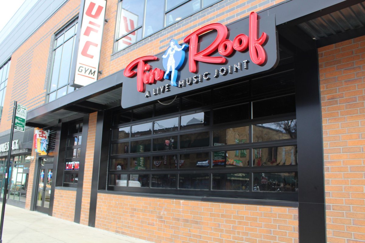 BlockClubCHI's tweet photo. Tin Roof, a Nashville-born bar and music venue, opened in Wrigleyville. https://t.co/MjHMCZUvif https://t.co/XnMNUffWiP