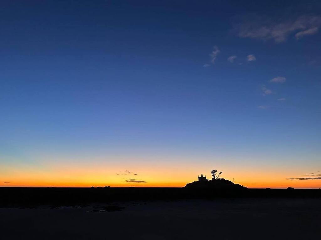 VisitDelNorte's tweet photo. Find gratitude in the little things. Happy Thanksgiving 🍁 #visitdelnorte 

📸 Beautiful Battery Point Lighthouse aglow caught by @_mister__k__ 

#visitcalifornia #visitdelnortecounty #delnortecounty 
#BeautifulDestination #TLPicks #TravelDeeper #travelawesome #nature_brillian… https://t.co/b9gqtUG440