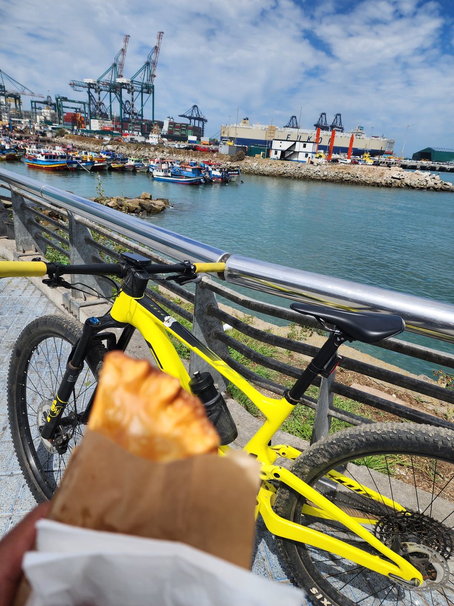 ..y q lugar visitaste hoy...?

Al Puerto, con su tonta empanada de queso...."ordenando los chacras"