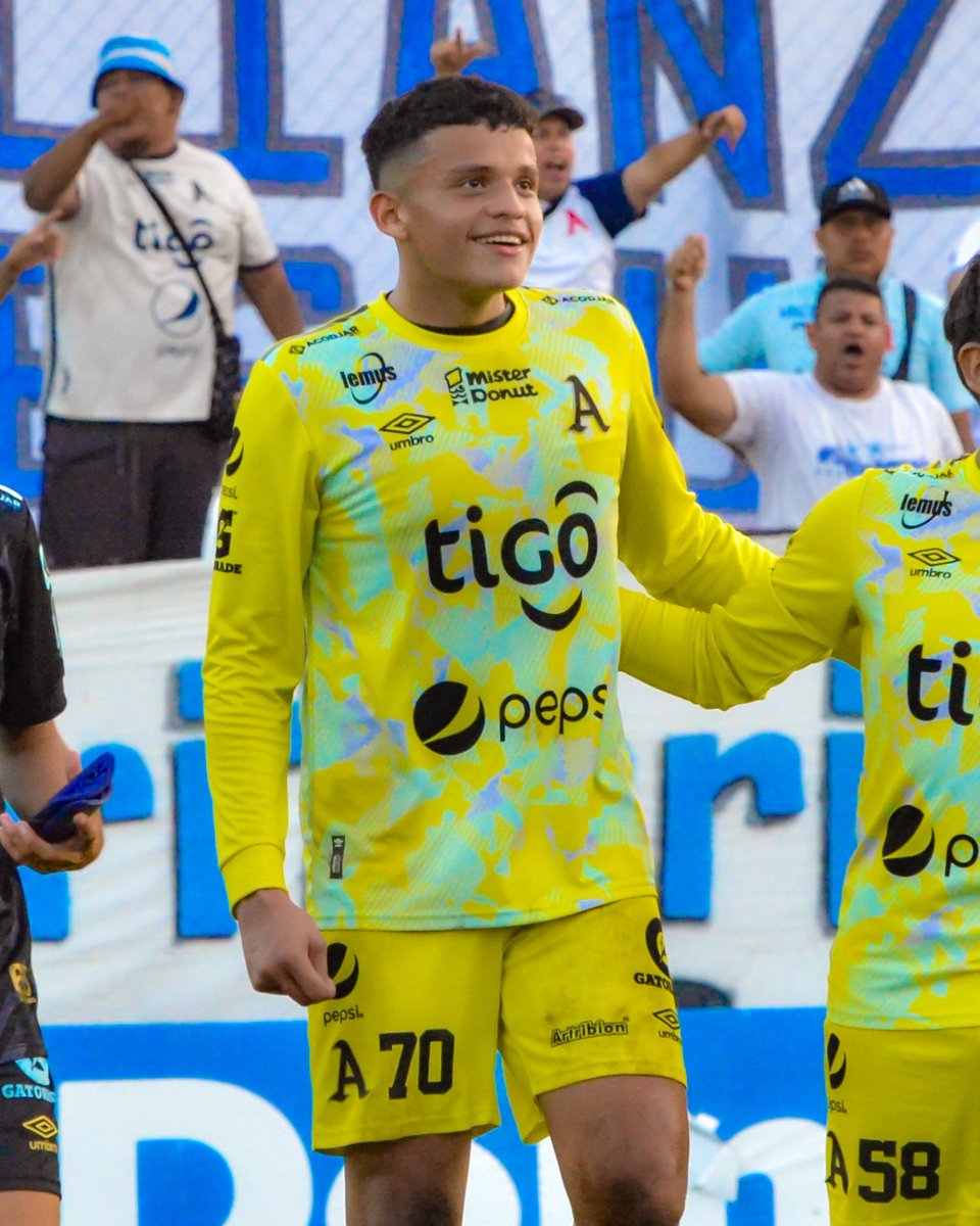 Alianza Fútbol Club (@AlianzaFC_sv) on Twitter photo 2023-11-22 01:37:10 🥹 La sonrisa de un niño que está cumpliendo un sueño: 𝐝𝐞𝐟𝐞𝐧𝐝𝐞𝐫 𝐥𝐨𝐬 𝐜𝐨𝐥𝐨𝐫𝐞𝐬 𝐝𝐞𝐥 𝐂𝐋𝐔𝐁 𝐪𝐮𝐞 𝐥𝐨 𝐟𝐨𝐫𝐦𝐨́ 𝐝𝐞𝐬𝐝𝐞 𝐥𝐨𝐬 𝟏𝟓 𝐚𝐧̃𝐨𝐬. 🅰️🤍 Un RT 🔄 para Franco.🧤 #AlianzaFC | #MásAliancistaQueNunca 🥹 La sonrisa de un niño que está cumpliendo un sueño: 𝐝𝐞𝐟𝐞𝐧𝐝𝐞𝐫 𝐥𝐨𝐬 𝐜𝐨𝐥𝐨𝐫𝐞𝐬 𝐝𝐞𝐥 𝐂𝐋𝐔𝐁 𝐪𝐮𝐞 𝐥𝐨 𝐟𝐨𝐫𝐦𝐨́ 𝐝𝐞𝐬𝐝𝐞 𝐥𝐨𝐬 𝟏𝟓 𝐚𝐧̃𝐨𝐬. 🅰️🤍 Un RT 🔄 para Franco.🧤 #AlianzaFC | #MásAliancistaQueNunca