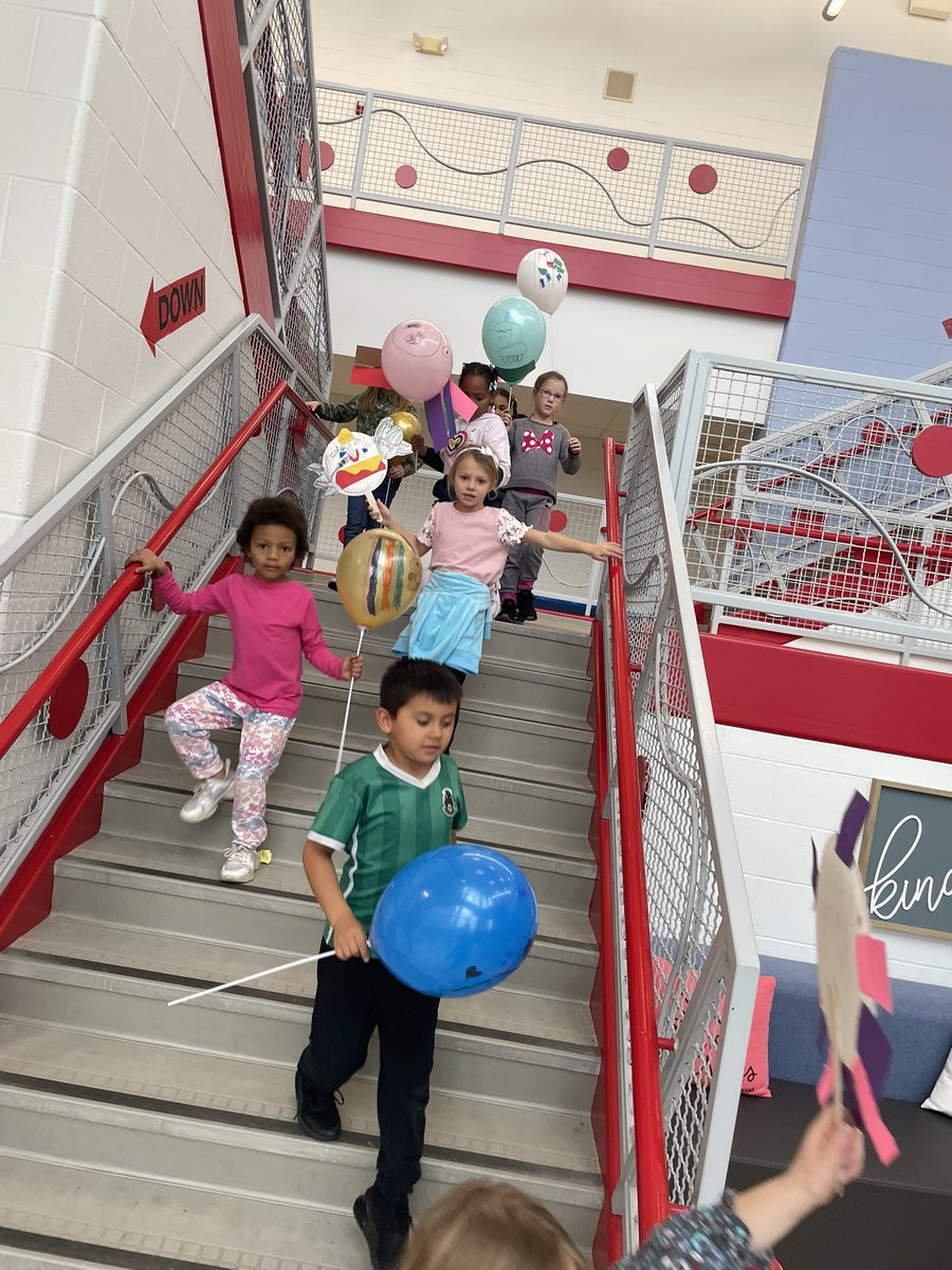 CEStingrays's tweet image. First grade read the book Balloons Over Broadway, planned, created, and participated in our very own parade! This book shares the story of the Macy&apos;s Thanksgiving Day Parade. #ceproud