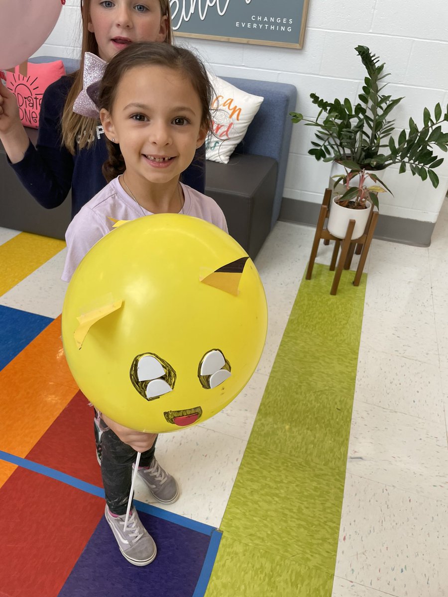 CEStingrays's tweet image. First grade read the book Balloons Over Broadway, planned, created, and participated in our very own parade! This book shares the story of the Macy&apos;s Thanksgiving Day Parade. #ceproud