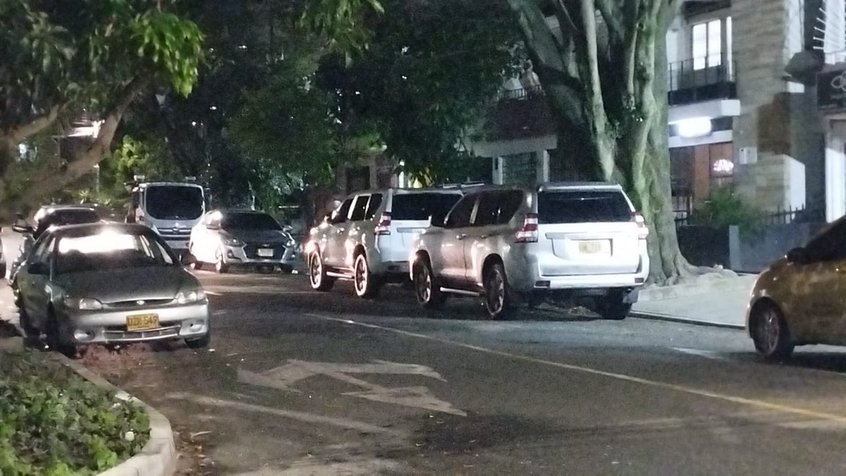 SantiNarvaezL's tweet photo. ¿Porqué el señor @juanduquega está usando los carros oficiales de la Alcaldía y el Celular oficial? Cuando ya fue destituido de su cargo. 

Le pido a las autoridades tomar las medidas correspondientes, no pueden seguir pasándose las normas impunemente.  @PGN_COL https://t.co/RHBMdN2CAq