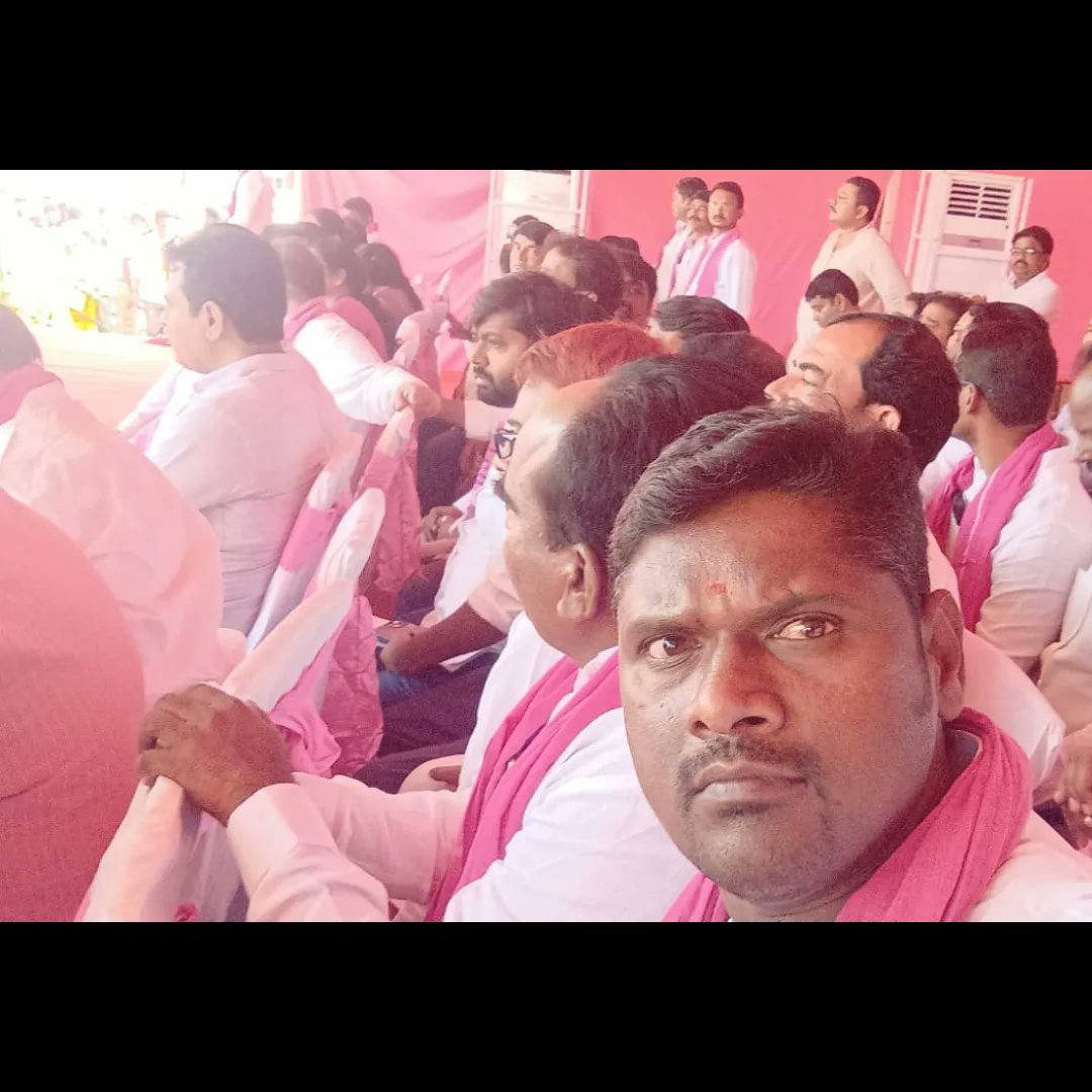 gotla_rajesh's tweet photo. ఎక్కడ నెగ్గాలో మాత్రమే కాదు
ఎక్కడ తగ్గాల్లో కూడా తెలిసిన నాయకుడు
 KTR అన్న ♥️👇
అశోక్ నగర్ నుండి వచ్చిన జాబ్ ఆస్పిరంట్స్ తో వారిలో ఒకడిగా ఎంత సీదాసాదాగా మాట్లాడుతూ సమస్యలు తెలుసుకుంటున్నారో చూడండి ♥️ @balkasumantrs @BRSparty @KTRBRS @BTR_KTR @KTR_News @RaoKavitha @balarajuyadav https://t.co/U9y5LrXtvW
