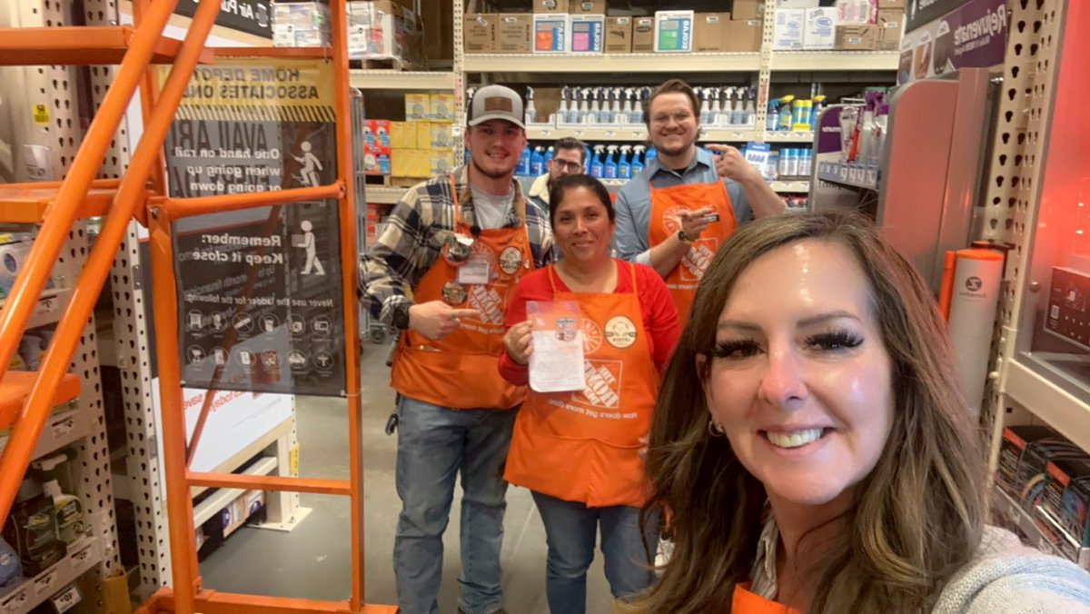 Giving Leticia in D28 well deserved recognition! 🧡Thank you for always keeping our focus classes on point! You tell me you got this every time I’m in your dept and you do! Thank you for everything you do!! #PacNorthProud #D53 #Flawless4461