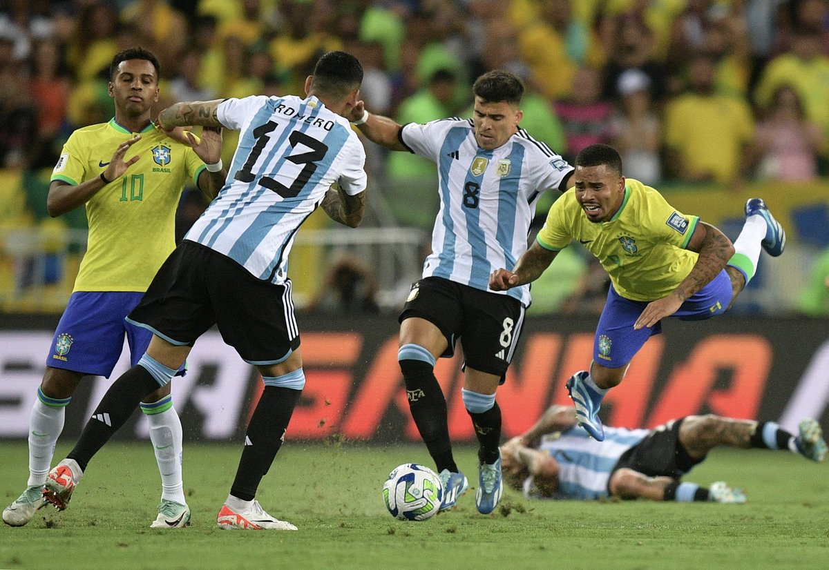 periodismobsas's tweet photo. Eliminatorias: Al termino de un primer tiempo accidentado y con incidentes, Argentina iguala sin goles con Brasil en el Maracaná https://t.co/GCH5EGin14 #SeleccionArgentina #Messi #GOAT #Dibu #Argentina # #Scaloneta #Brasil #RioDeJaniero #Eliminatorias #Scaloni #brazucas #DePaul https://t.co/ROwAWC068T