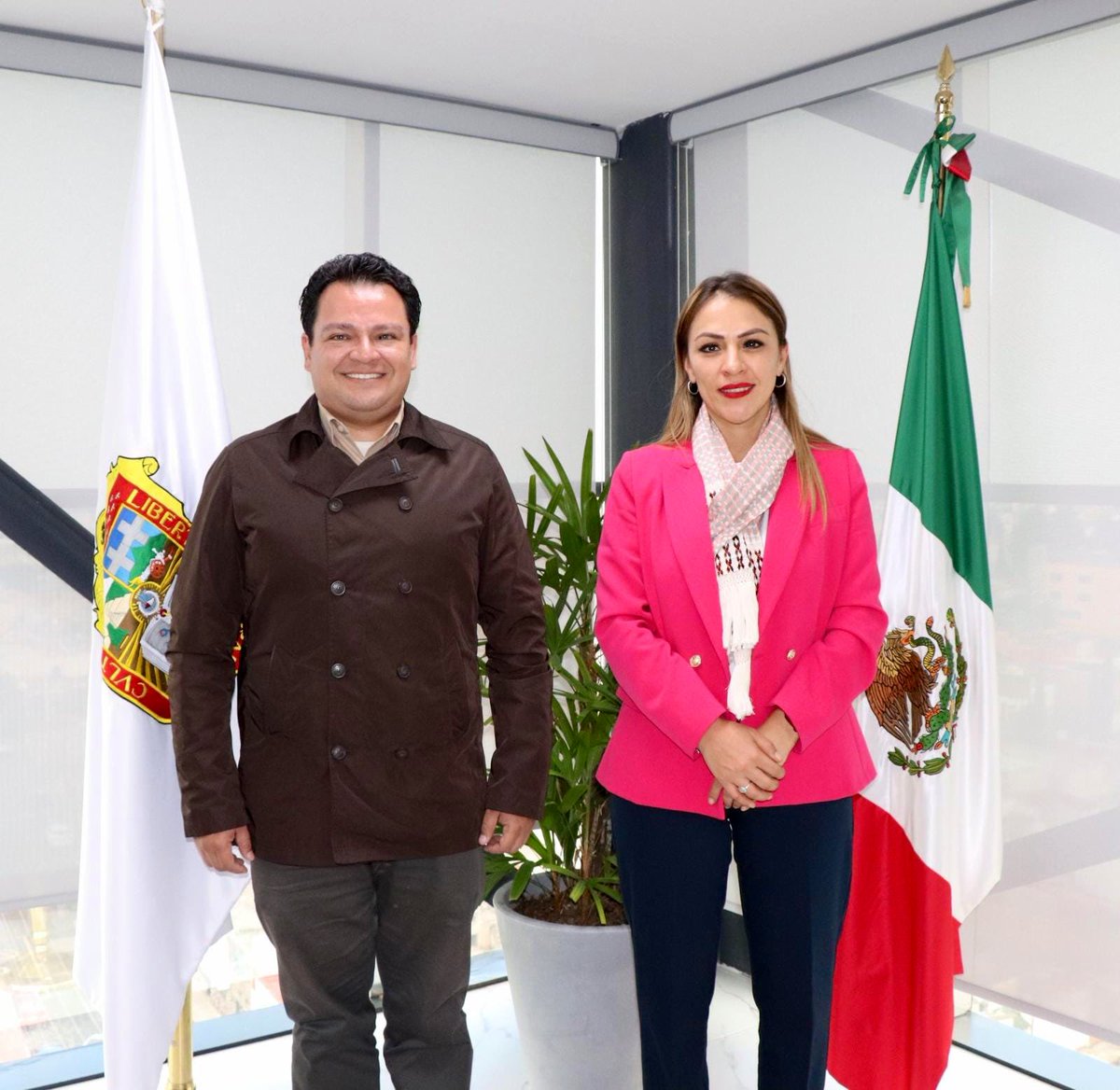 MonicaChDuran's tweet photo. Recibimos en la @SeMujeresEdomex al Dr. @hectorgs4437, Presidente Municipal de #Tenancingo, con quien coadyuvarremos para que las mujeres de este municipio puedan acceder a nuestros servicios y les garanticemos la mejor atención.

#ElPoderDeServir https://t.co/dmalv5xofK