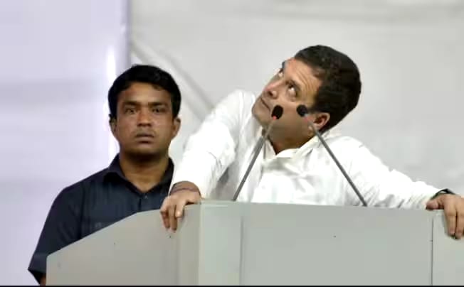 girishdmahajan's tweet photo. आमचे आदर्श व देशाचे प्रधानमंत्री श्री. नरेंद्र मोदीजी यांच्यावर बेताल टीका करणाऱ्या राहुल गांधींचा निषेध!

राहुल गांधींनी आपल्या राजकारणाचा नाही तर किमान आपल्या विनोदांचा दर्जा सुधारावा.
अथक प्रयत्न करूनही राष्ट्रीय नेता होऊ न शकलेले राहुल गांधी राष्ट्रीय विदूषक नक्कीच झाले आहेत. https://t.co/jleQrrcs8J