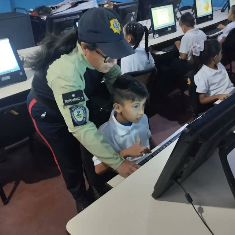 Nuestros funcionarios se mantienen siempre apoyando las actividades académicas en las instituciones pertenecientes a los cuadrantes 9y 10 en esta oportunidad compartieron herramientas de computación con niños del Vicente 
#elpoliciavaalaescuela
CeballosIchaso1
