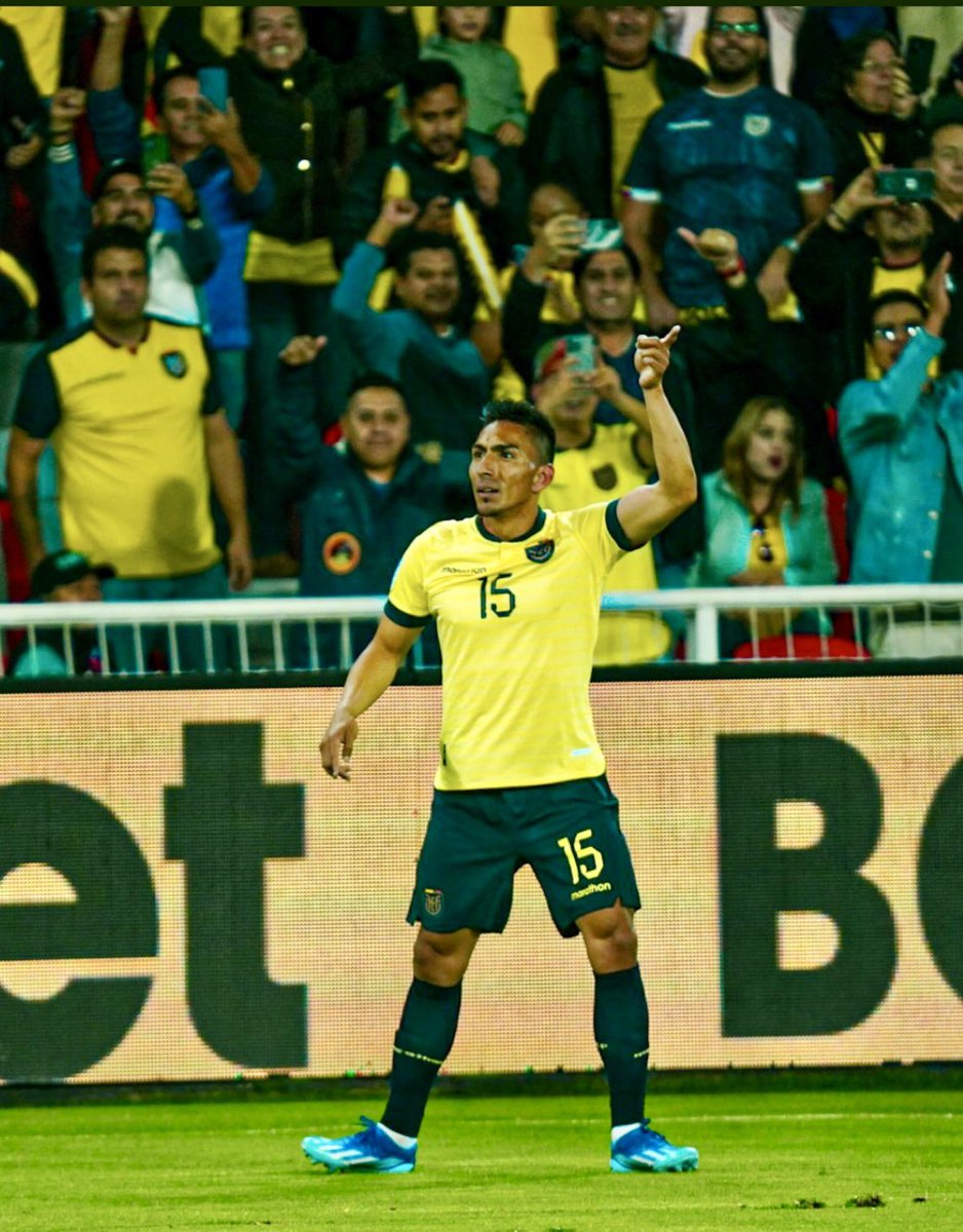 CarlosVictorM's tweet photo. Otra pobre presentación de Ecuador en eliminatorias. Discreto triunfo ante Chile con gol de Mena. La Selección sigue mostrando chispazos individuales y cero funcionamiento colectivo. Otra alineación con cambios que no mejoran al equipo. El DT no tiene brújula ni plan de juego, y la gente no come cuento, al final lo despidió con pifias y reclamos. Final 2023 de eliminatorias con Ecuador en zona de clasificación. Pero ese conformismo no llena. Este equipo puede dar más. Don Sánchez Bas tendrá varios meses para hacer autocrítica y corregir. ¿ Lo hará?
