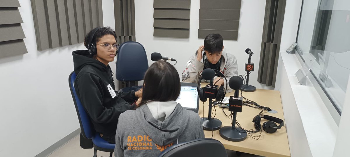 ColegiodelaBici's tweet photo. [Hoy] Estudiantes de la emisora escolar #RadioBike del @ColegiodelaBici en grabaciones de la Exploraneta del canal Exploremos... programa que será radiado el próximo sábado por las redes de Explora y @RTVCco @Educacionbogota @UliaYemail @RedAcademica https://t.co/aY8yriwIt4