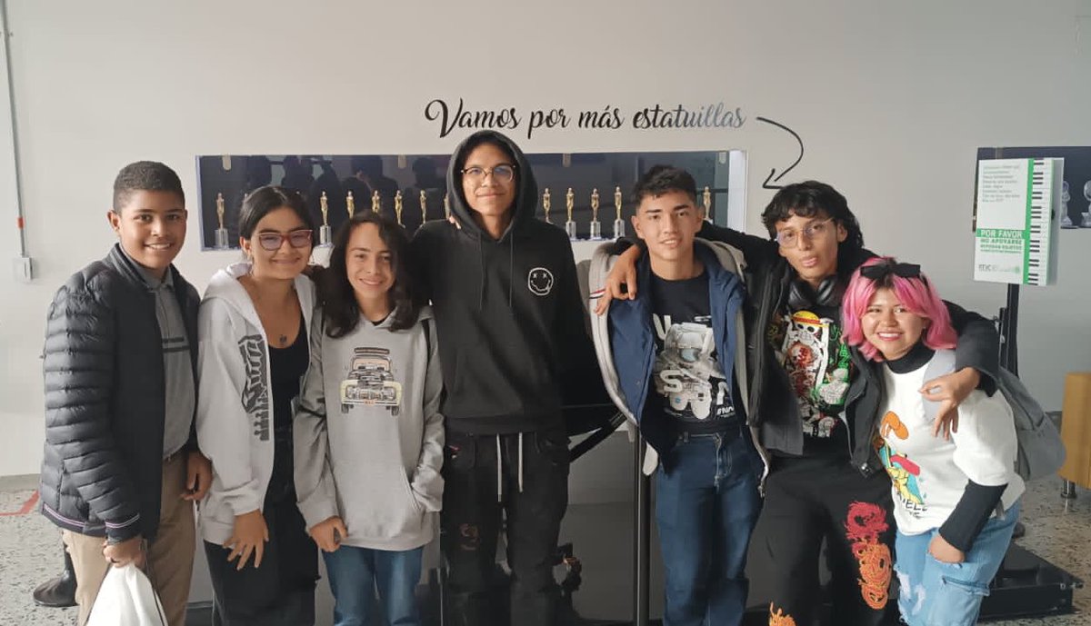 ColegiodelaBici's tweet photo. [Hoy] Estudiantes de la emisora escolar #RadioBike del @ColegiodelaBici en grabaciones de la Exploraneta del canal Exploremos... programa que será radiado el próximo sábado por las redes de Explora y @RTVCco @Educacionbogota @UliaYemail @RedAcademica https://t.co/aY8yriwIt4
