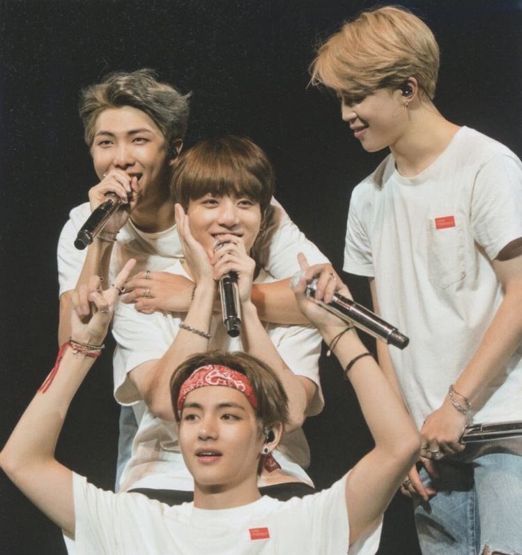 bangaritan's tweet photo. “los menores de BTS se van alado de su gran líder namjoon” 

😭😭😭😭😭😭 https://t.co/fnTv7RuHZx