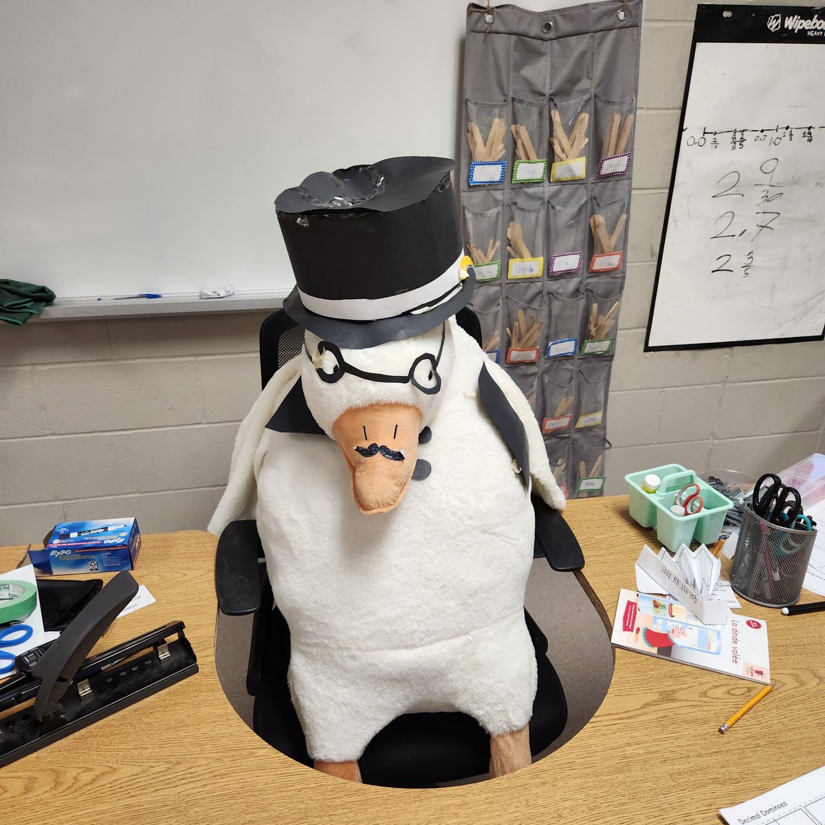 MmeHelmke's tweet photo. 🪿SPECIAL GUEST🪿

It seems JME's mystery goose has made it into our room. Where did you come from Gary? How did you get here? https://t.co/qIyXaRraJU
