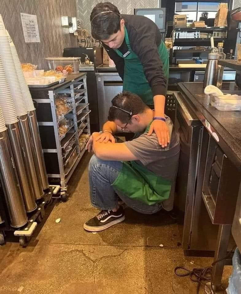 Nos acercamos al periodo navideño y este es un recordatorio anual para ser amable con las personas que trabajan en la hostelería, inclusive cuando se equivocan.

Trabajan innumerables horas, comer de pie, perderse los días de fiesta y festejo con amigos y familiares y agotarse