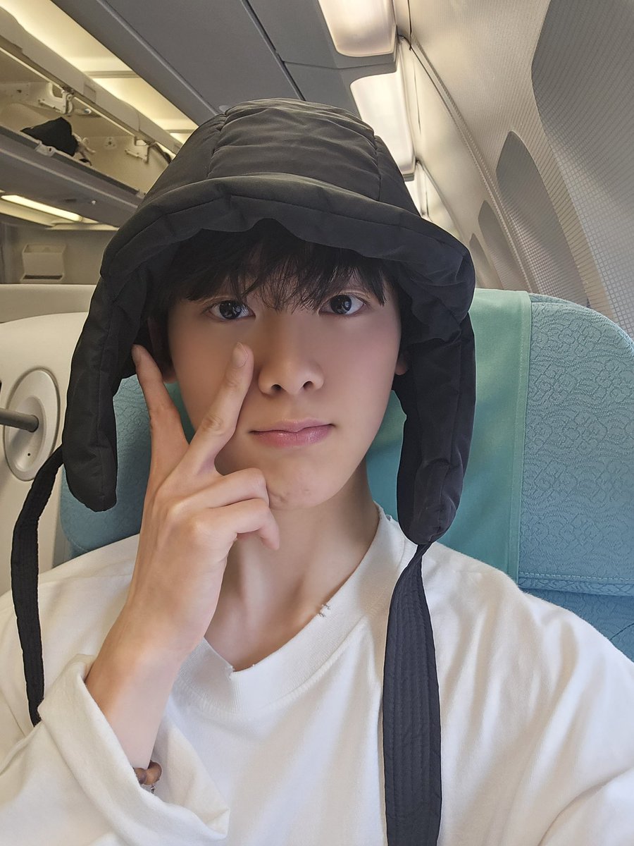 offclASTRO's tweet photo. 형님들 저도 왔습니다✈️😶 https://t.co/jWvbS5QfWE