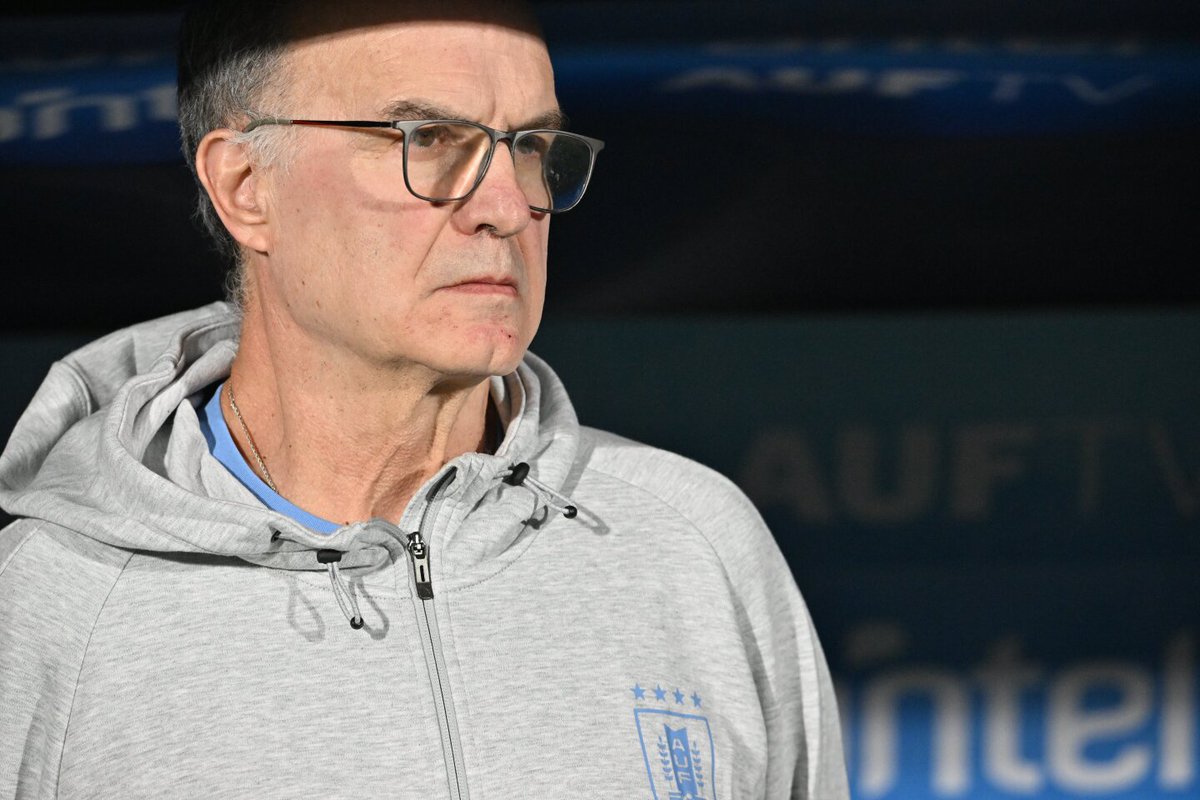 RodrigoRomano76's tweet photo. 27 DÍAS ✅️

Es el tiempo neto en el que Marcelo Bielsa estuvo trabajando en campo con este grupo de jugadores.

Son 9 días en cada ventana por setiembre, octubre y noviembre. 

Marcelo Bielsa impone su juego, modelo e idea y la calidad de los jugadores lo plasma con enormes rendimientos y lo hace en muy poco tiempo. 

El tiempo se optimiza de la mejor manera, cuando no los tiene directamente, lo hace con contactos por zoom donde al jugador se le entregan resúmenes de sus performances, se lo ayuda a mejorar y perfeccionarse.

En poco tiempo se puede, Uruguay y Marcelo Bielsa lo han demostrado. 

Hay juego y hay idea. Esto sigue y la esperanza de algo importante nos abraza.