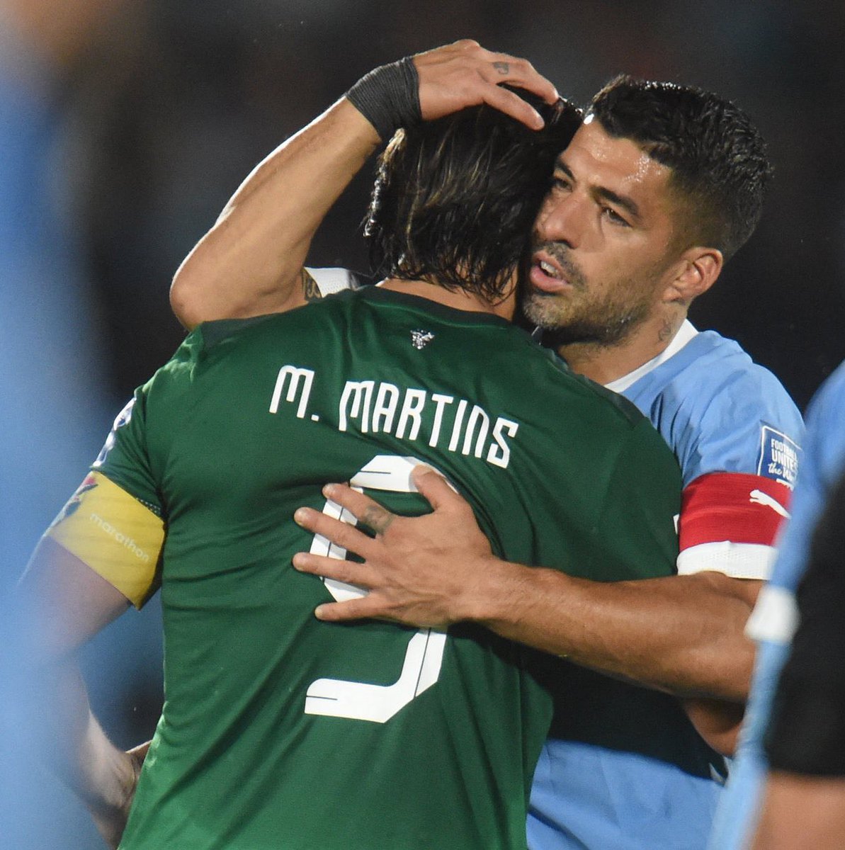 Esta foto es histórica. Porque en ella están 2 de los 3 máximos goleadores en la historia de las eliminatorias sudamericanas y que seguramente hoy disputaron su último partido en la competición (por ver si Lucho sigue en 9 meses). Cracks totales.