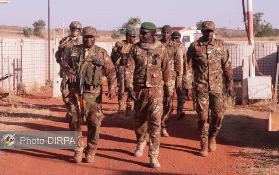 SineIbrahima's tweet photo. 🚨🇲🇱🔥#Mali ~~~~@FAMa_DIRPA
Le Commandant du PCIAT- Centre, le Colonel Didier DEMBELE a effectué, le mercredi 15 novembre 2023, une visite d’autorité à #Timissa dans le Cercle de #Tominian. A son arrivée, il a été accueilli par le Commandant du Secteur 5 de l’Opération « Maliko », Le Colonel Youssouf Oumar CISSE. L’objectif était tout d’abord de s’enquérir des conditions de vie et de travail des hommes engagés sur le terrain mais également de constater le #climat #socio-#sécuritaire dans la zone de Timissa afin de normaliser les relations entre les communautés.