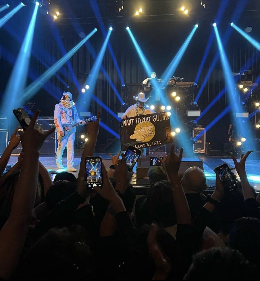 LBWES's tweet image. LimpBizkit 2023 tokyo japan

そうは言っても、そう簡単にはステージ上がれず🥹

でも、ハタをお披露目出来たので良しとします😂

お土産にウェスのピックとバラの花をゲト🌹

#limpbizkit #limp #wesborland