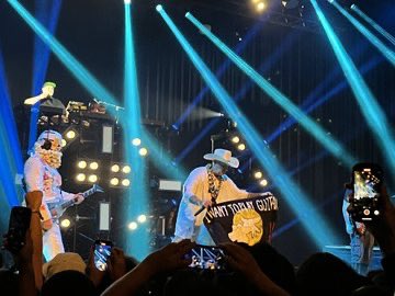 LBWES's tweet image. LimpBizkit 2023 tokyo japan

そうは言っても、そう簡単にはステージ上がれず🥹

でも、ハタをお披露目出来たので良しとします😂

お土産にウェスのピックとバラの花をゲト🌹

#limpbizkit #limp #wesborland