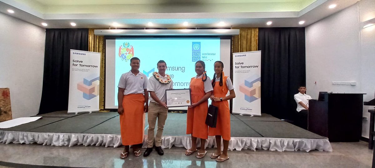 UNDP_Pacific's tweet photo. 🌏 Congratulations to the winners of the #SolveForTomorrow Challenge, showcasing the innovative spirit of 🇹🇴 Tongan students. Their solutions to combat #climatechange and #plasticpollution are a beacon of hope for our planet 🌊🍃. #InnovationForChange #TongaTechTalents https://t.co/jvGBMQJdz3