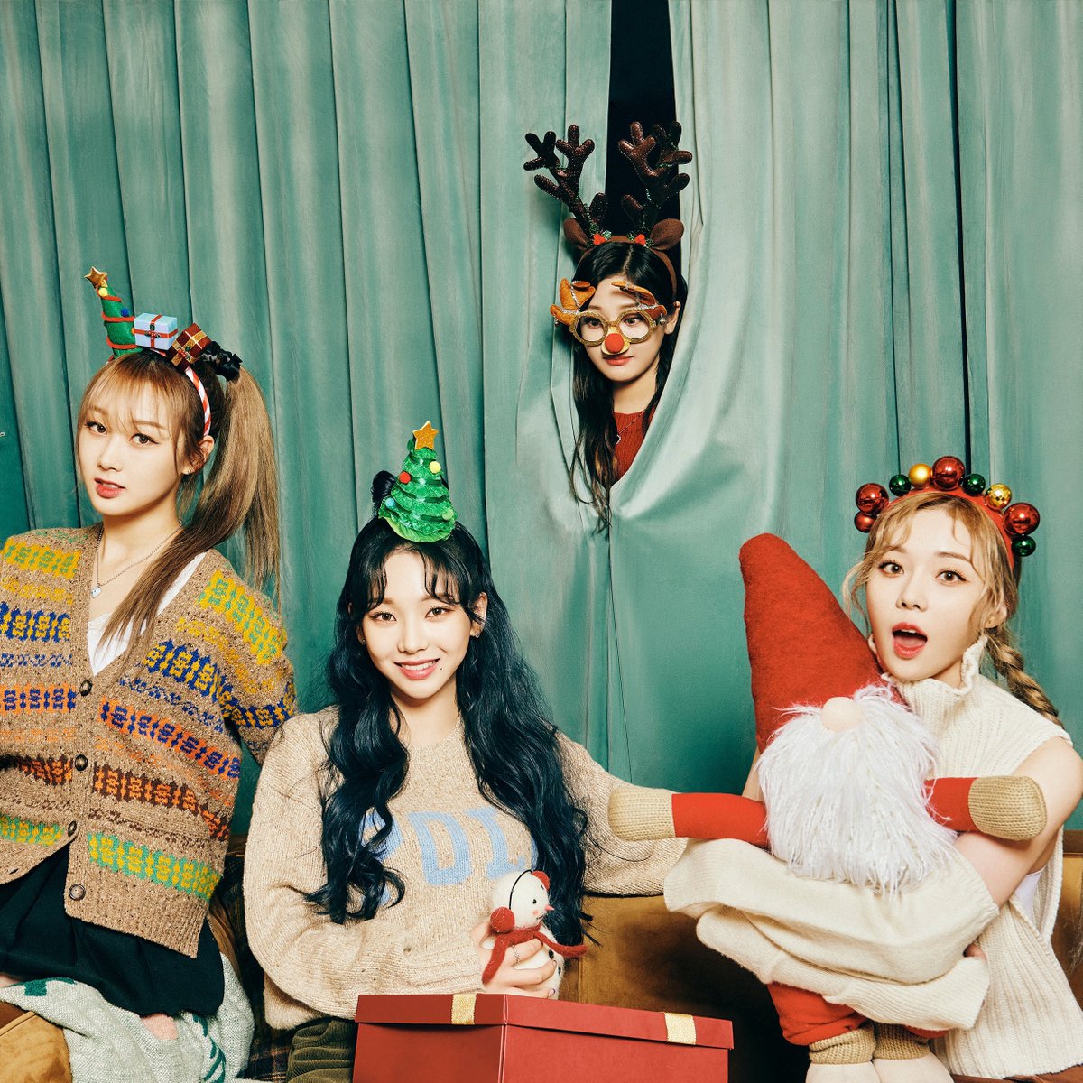AESPA_TH's tweet photo. aespa จะปล่อยรีเมคเพลง “Jingle Bell Rock” ซึ่งจะเพิ่มความโดดเด่นด้วยเสียงเบสที่เข้มข้นและผสมเสียงเครื่องดนตรีมินิมอล และมีการเพิ่มแร็พบวกด้วยเสียงร้องที่เป็นเอกลักษณ์ของเอสป้าเพื่อสร้างเสน่ห์แบบฮิปที่แตกต่างจากเพลงต้นฉบับ!

เพลงจะถูกปล่อยออกมาในวันที่ 24 พฤศจิกายน เวลา 12.00 น.ไทยค่ะ

#aespa #에스파 @aespa_official