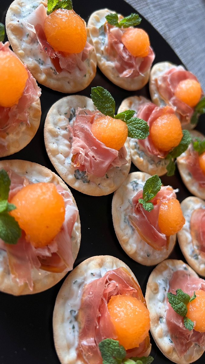 Canapé’s I made at home for a wine pairing assignment. The first one is seared scallop with avocado, panko, spicy mayo caviar and microgreens.. the second one is shaved prosciutto and melon canapé’s with zesty yogurt sauce and mint. ☺️👩🏼‍🍳 #culinaryarts