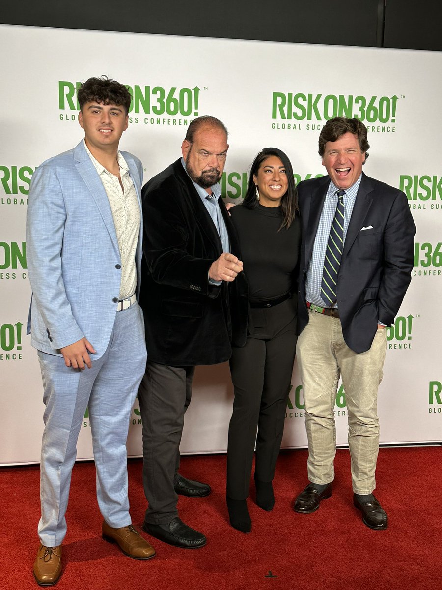 It was a pleasure meeting Tucker Carlson last night. One of the most informative and entertaining person we ever met. 
Brilliant and Hilarious.  @tuckercarlson @aaron_mallahlife #riskon360