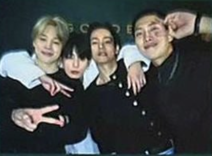 7_Miniekookie's tweet photo. APOBANGPO WE WILL WAIT FOR YOU IN 2025  

WE LOVE YOU JIMIN
WE LOVE YOU NAMJOON
WE LOVE YOU TAEHYUNG
WE LOVE YOU JUNGKOOK https://t.co/bRKw1jfUxG