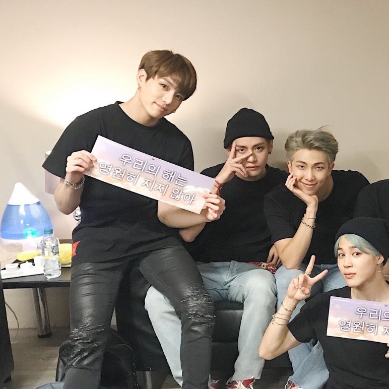 7_Miniekookie's tweet photo. APOBANGPO WE WILL WAIT FOR YOU IN 2025  

WE LOVE YOU JIMIN
WE LOVE YOU NAMJOON
WE LOVE YOU TAEHYUNG
WE LOVE YOU JUNGKOOK https://t.co/bRKw1jfUxG