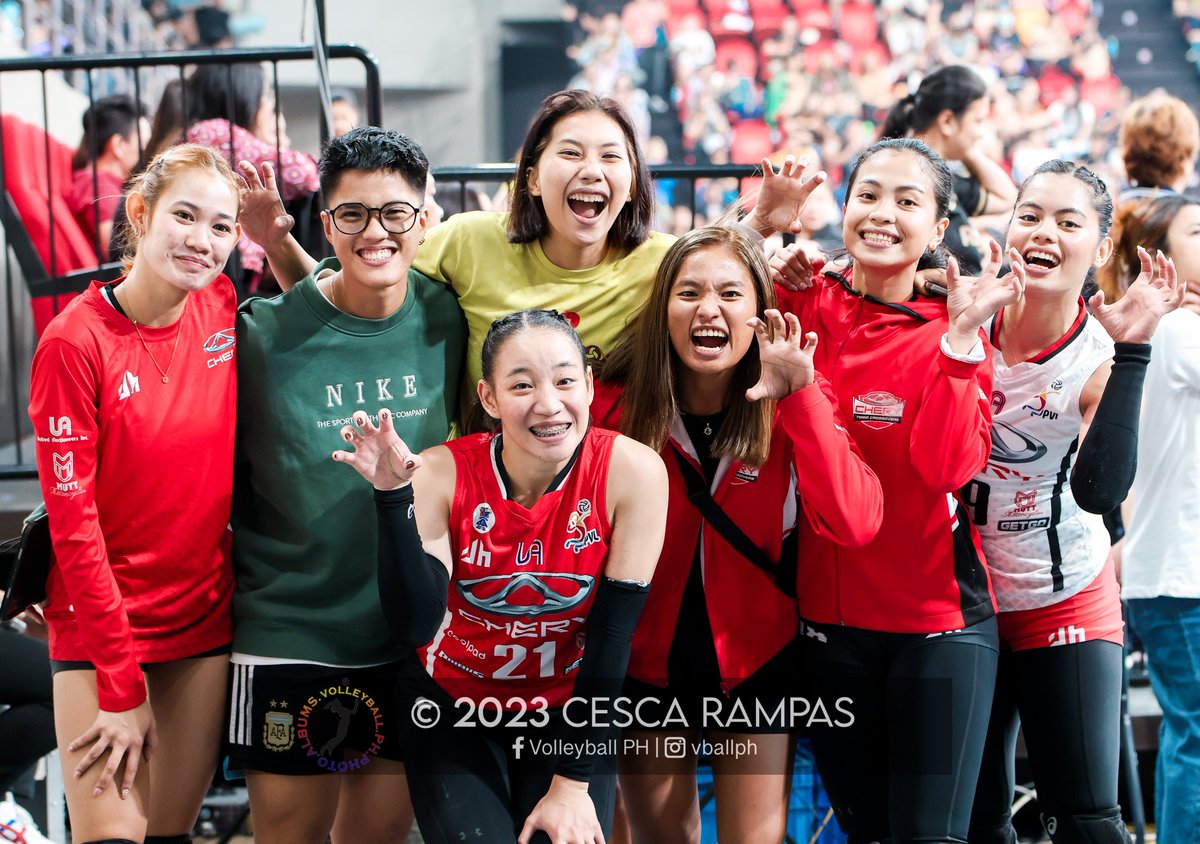 FNMOR's tweet photo. Once a Bulldog, always a Bulldog. 🐶💙💛

Si Joyme po nag sabi na gawin nila ung rawr stance. 😂

#PVL2023 https://t.co/DMKd4f8S7q