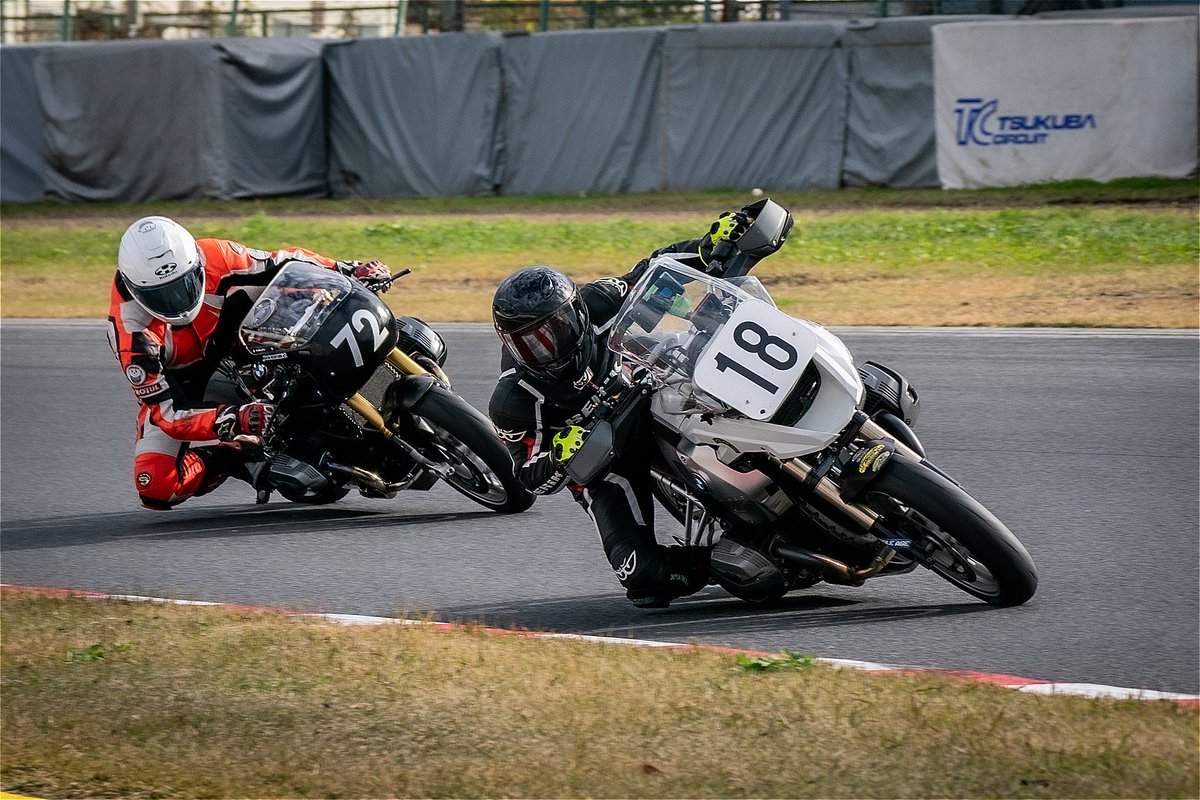 今回の筑波TT
目の前の1200GSをパスするために
バックストレートから最終コーナーへのライン変える瞬間、ユーロビート全開で
カナタばりにLet's Goで
(リンクの動画みたいにね)
凄く気持ちよくパスさせてもらったのが
今回のレースのハイライト

youtu.be/0fANRbqETFU?si…