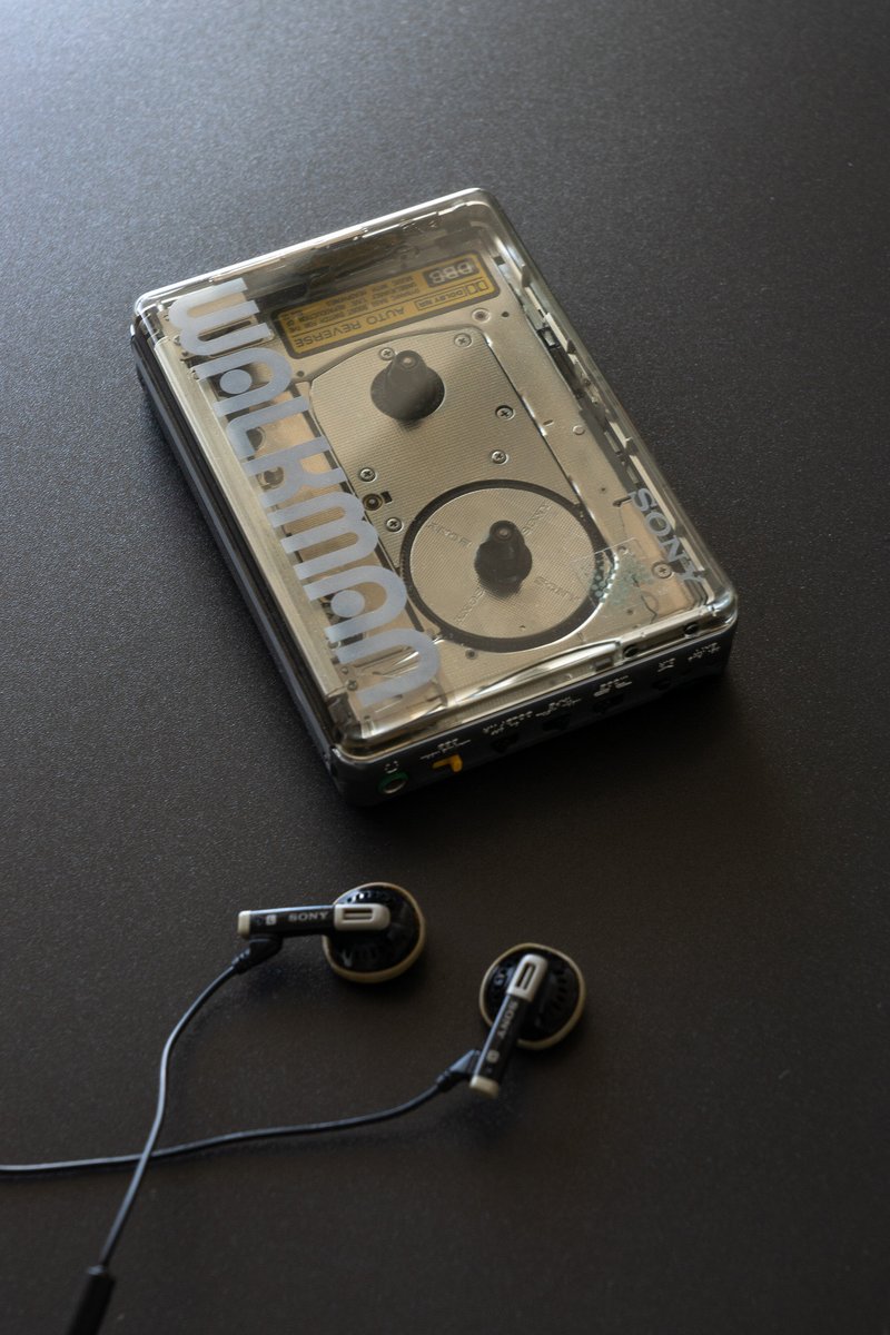 ArcitaKrica's tweet image. Sony Walkman WM-504
ウォークマン、少し異色なモデルを数台持っていた。
これはケースが透明で内部の機構やカセットテープが見えるウォークマン。
話題になったモデルだけど、知らなかった人も多くて珍しがられ、羨ましがられもした。
#sonydesign