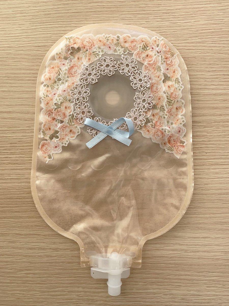 Araimedical's tweet image. デコパウチ投稿　第7弾💖

🌷お花が素敵なパウチ2種類の紹介🌷

1つ目は赤ちゃんがかぶるズキンのようなデザインのパウチ👶
ストーマを囲うよなお花が素敵です💕

2つ目はカラフルな大きなお花のパウチ🌸
実はこちらはリボンを使って作られています🎀

日々の生活に癒しをくれるお花です💐

#DPC2023