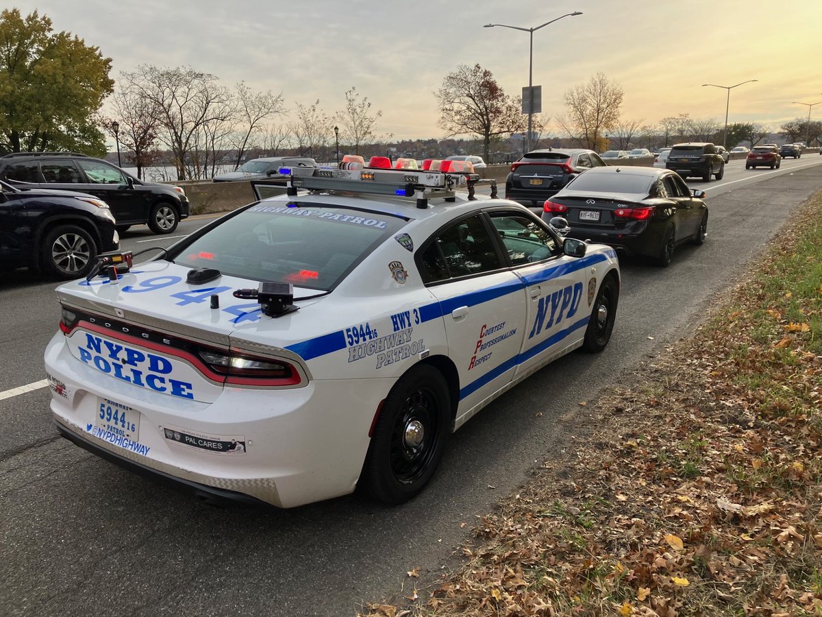 NYPDHighway's tweet photo. Today, Officers from Highway Patrol Unit #3 conducted enforcement focused on vehicles with fraudulent/missing license plates. This vehicle had a mechanical shutter concealing the plate, thereby evading tolls &amp; cameras. https://t.co/lGGiuQZB7d