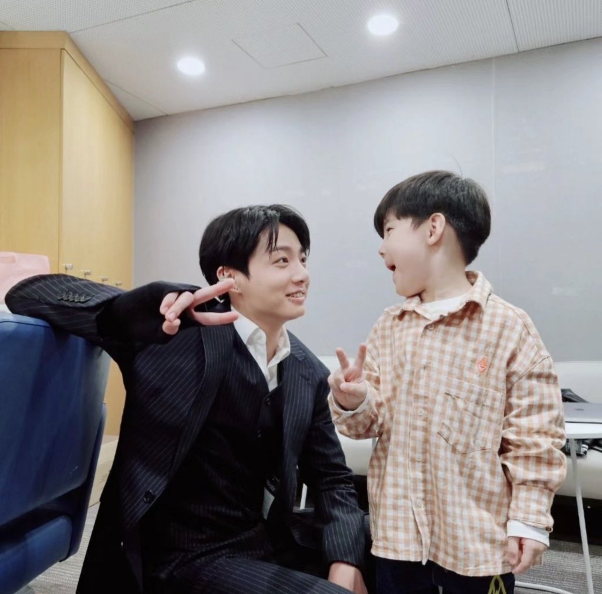 Jungkooknesia's tweet photo. Jungkook bersama putra dari Hobum Song. https://t.co/4Lo9iYG9vs