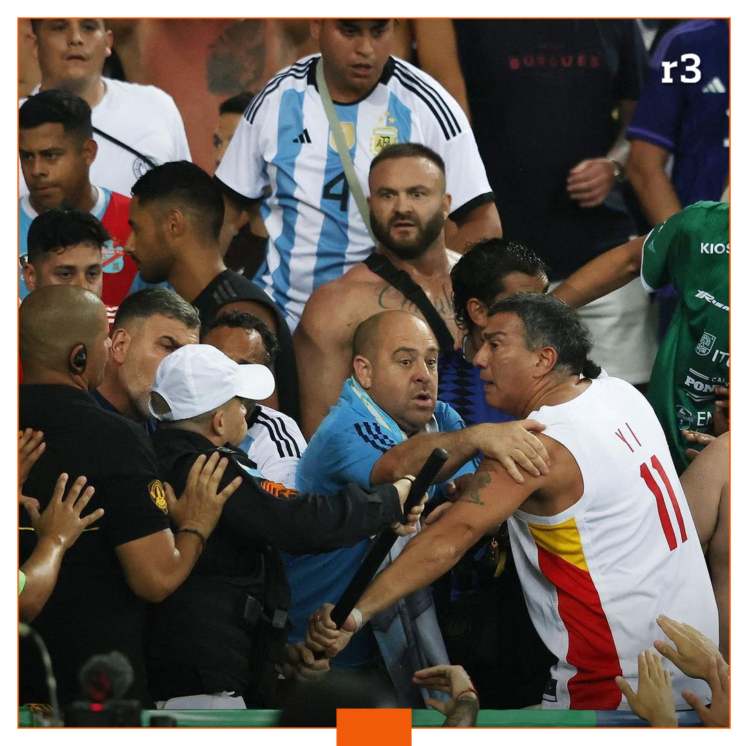 Rosariotres's tweet photo. ⭕ VIOLENTA REPRESIÓN DE LA POLICÍA DE BRASIL A HINCHAS ARGENTINOS EN EL MARACANÁ

➡ La policía de Brasil reprimió violentamente a hinchas argentinos en el Estadio Maracaná, minutos antes de que comenzara el partido.

https://t.co/DG2HtGQJEc
#rosario3 https://t.co/zHigR6QbL8